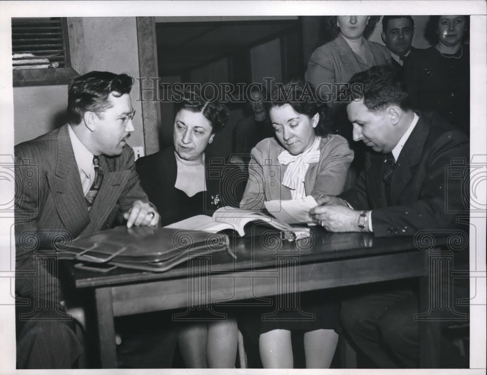 1946 Press Photo Short lived strike 1,000 long distance telephone operators - Historic Images