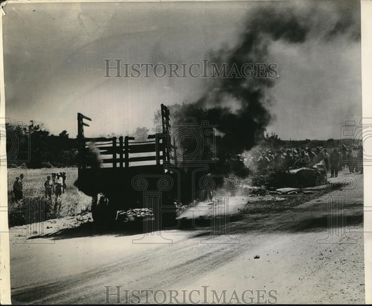 1938 Press Photo Stephenville, Tex burning wreck of bus-truck accident killed 4 - Historic Images