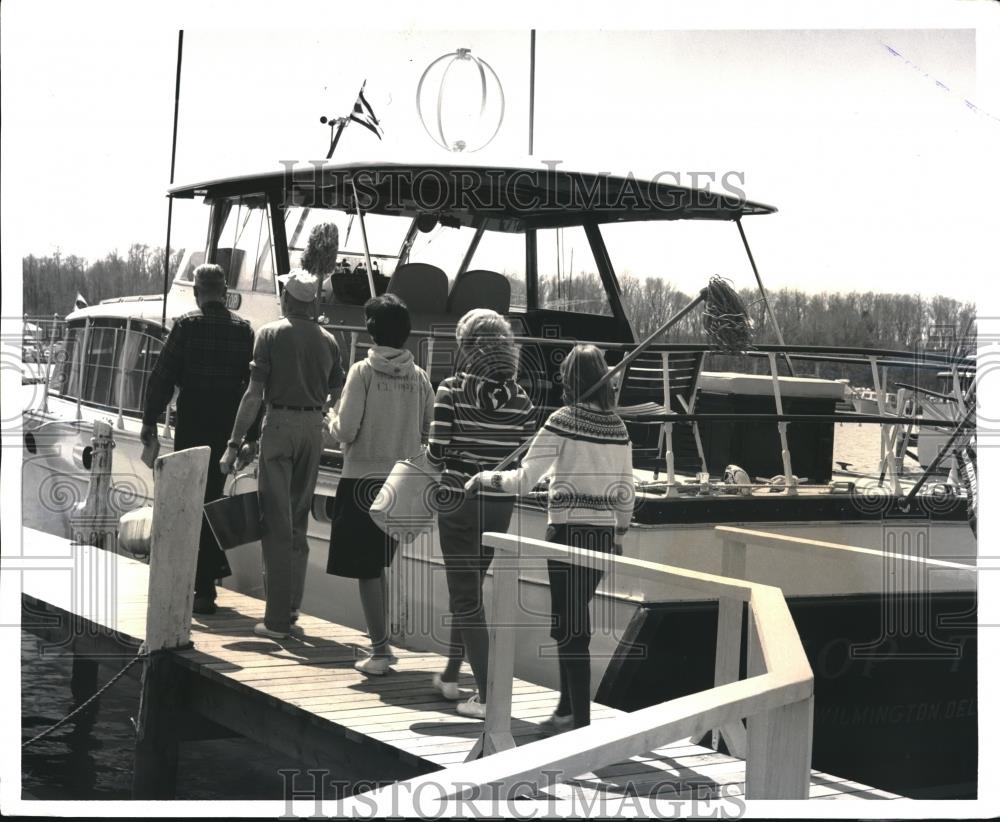 1962 Press Photo The Bucket Brigade on the Dock to clean a Motor Boat - Historic Images