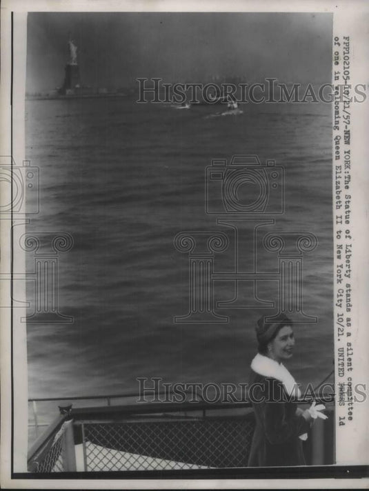 1957 Press Photo Queen Elizabeth at NYC's Atatue of Liberty - Historic Images