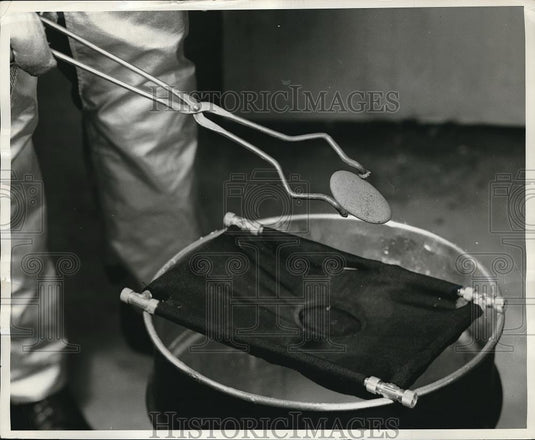 1960 Press Photo Solidified slug of steel lifted off fabric - Historic Images