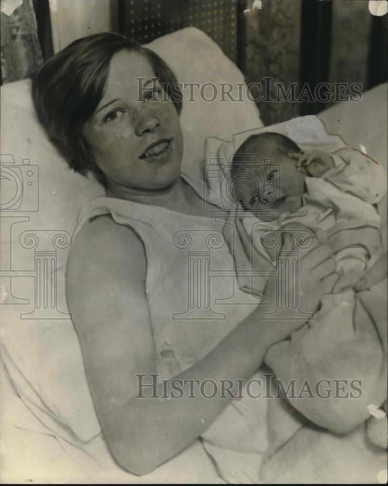 1928 Press Photo Mrs. Ernest Merritt From Toledo And Baby Norma Jean In Hospital - Historic Images