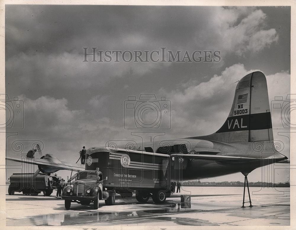 1946 Press Photo Vandalia , Paairport &amp; plane loaded with egg shipment - Historic Images