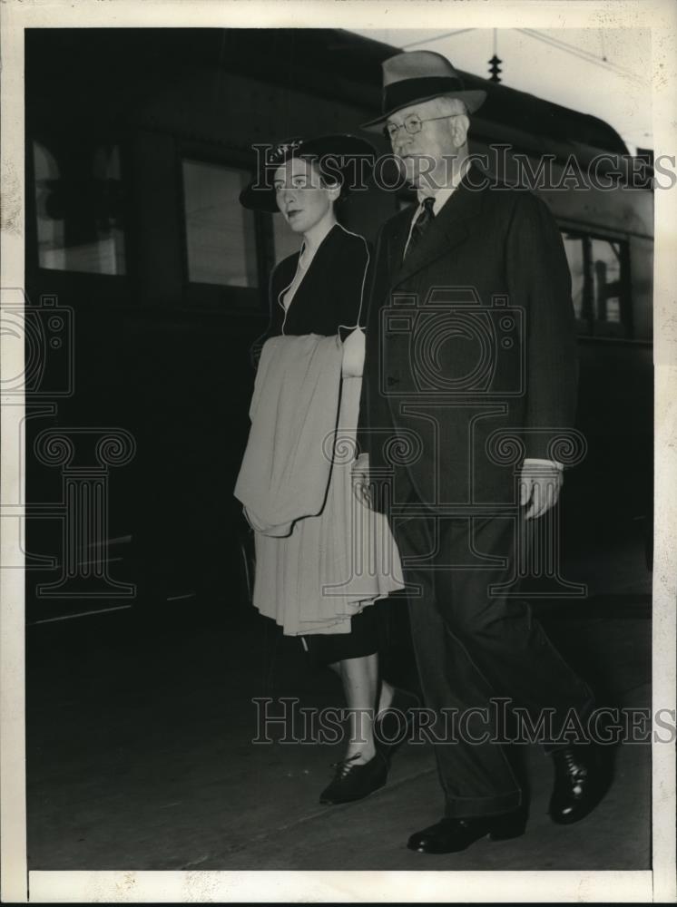 1938 Press Photo Secretary of Interior Harold Ickes &amp; bride arrive Union Station - Historic Images