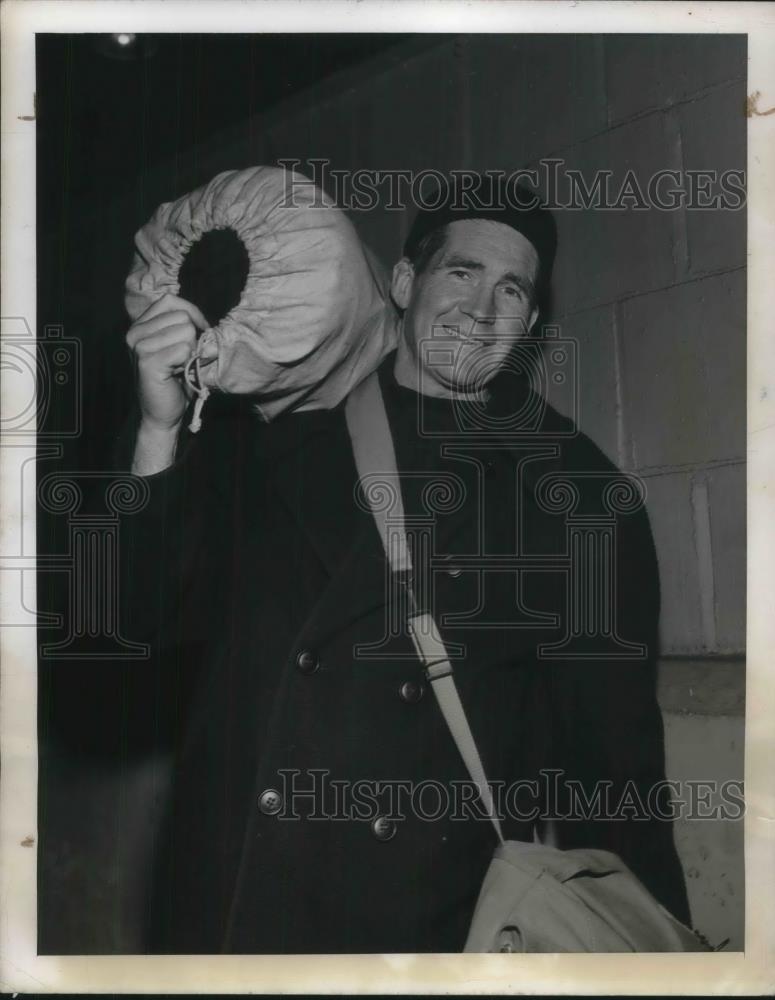 1945 Press Photo Merchant seaman Roland Mcdonough - Historic Images