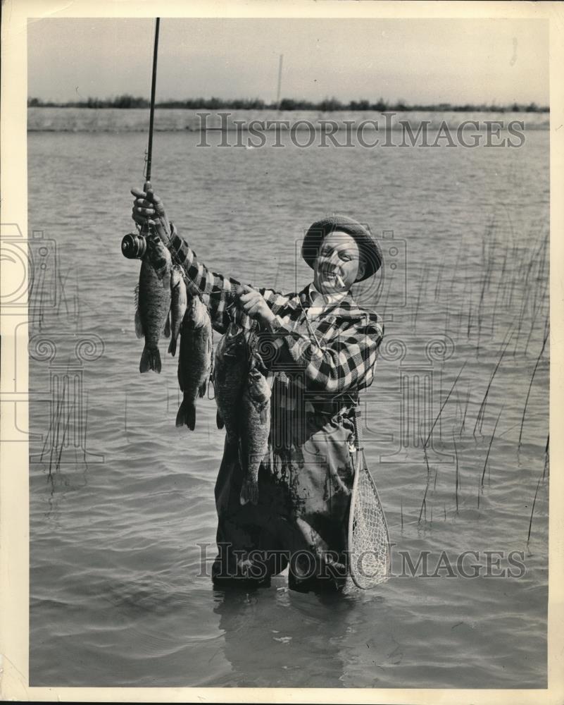 1973 Press Photo Robert Burns displays his limit catch of smallmouth black bass - Historic Images