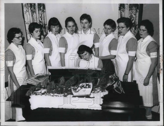 1957 Press Photo Student Nurses Lutheran Hospital - Historic Images