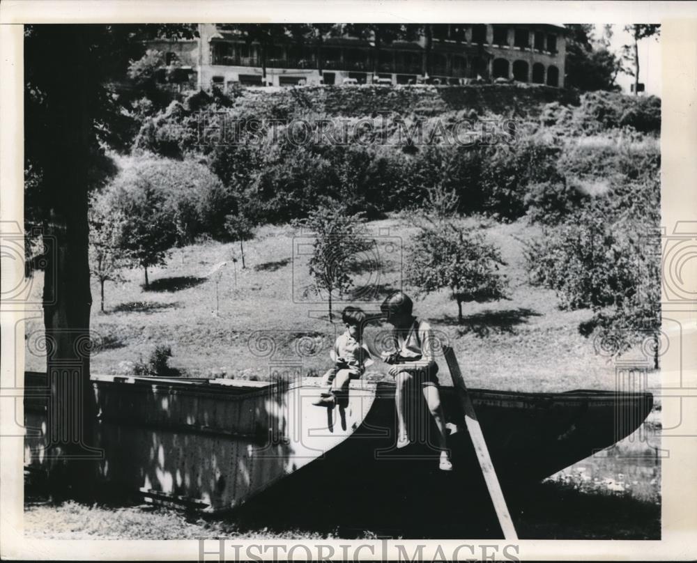 1947 Press Photo Children Play On Invasion Barge In La Roche Belgium - Historic Images