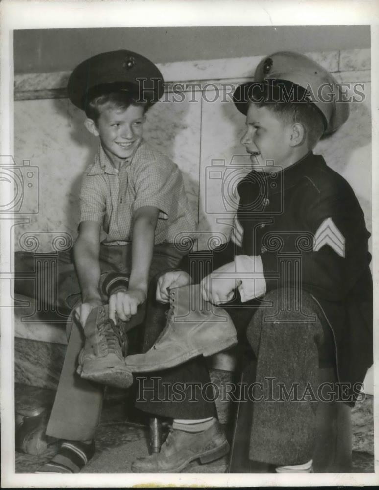 1945 Press Photo Salt Lake City, Utah G Peterson &amp; AC Holton Jr, Marine mascots - Historic Images