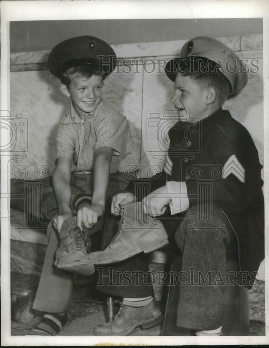 1945 Press Photo Salt Lake City, Utah G Peterson & AC Holton Jr, Marine mascots - Historic Images