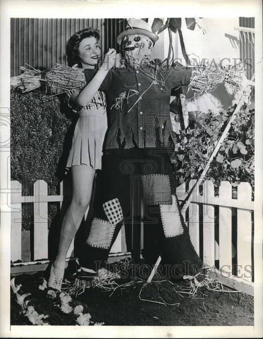 1943 Press Photo Katherine Tracey puts the finishing touches to Mr Scarecrow - Historic Images
