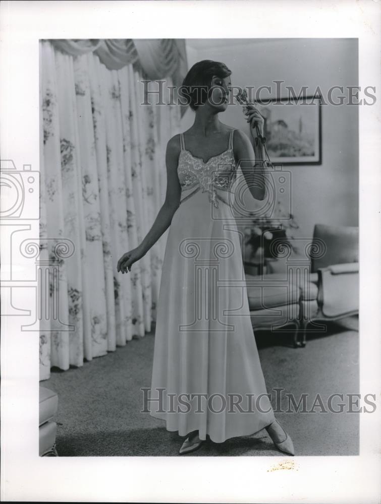 1962 Press Photo Night wear fashions on a model - Historic Images