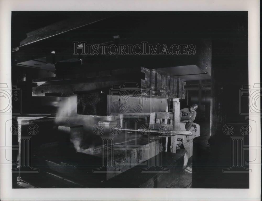 1952 Press Photo ALCOA Aluminum Co America remove forging from 15,000 ton press - Historic Images