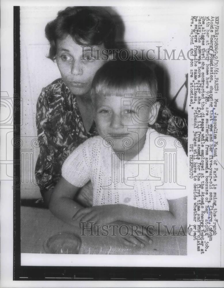 1961 Press Photo Paris, Mrs Jacqueline Majoni &amp; son Pierre suing French AEC - Historic Images