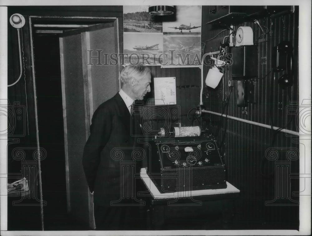 1946 Press Photo South Bend Indiana Tribune Publisher FA Miller with Maching - Historic Images