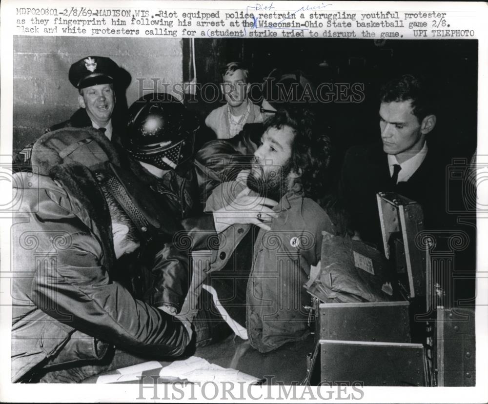 1969 Press Photo protester arrested at riot during Wisconsin-Ohio State bb game - Historic Images