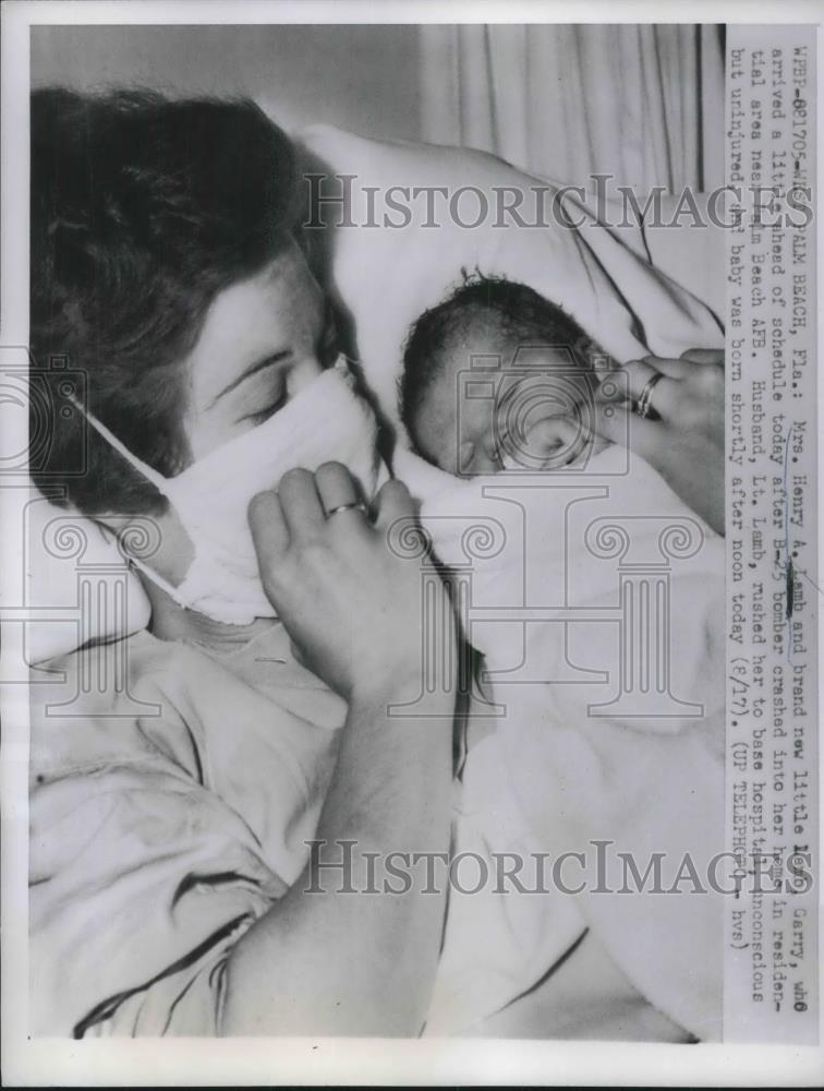 1957 Press Photo Mrs. Henry A. Lamb and baby - Historic Images