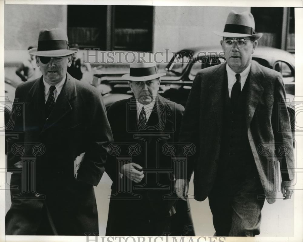 1938 Press Photo Harry MacKenzie entering courthouse for trial in Connecticut - Historic Images