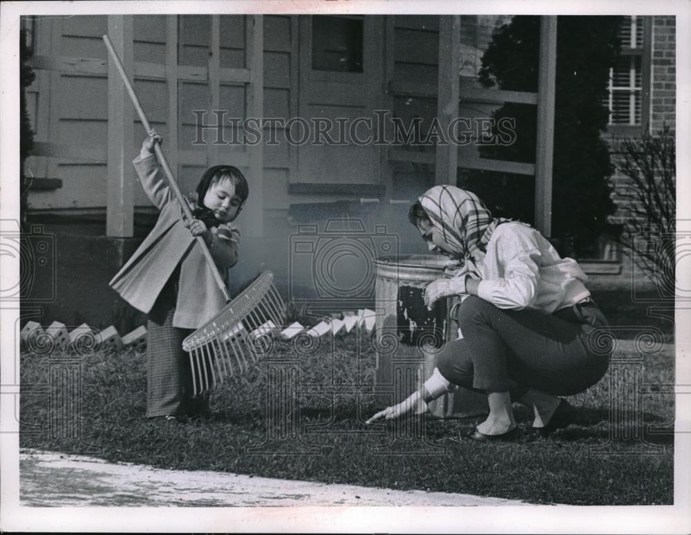 1961 Press Photo Leslie Carroll, 2, helps mother Judith Carroll with yardwork - Historic Images