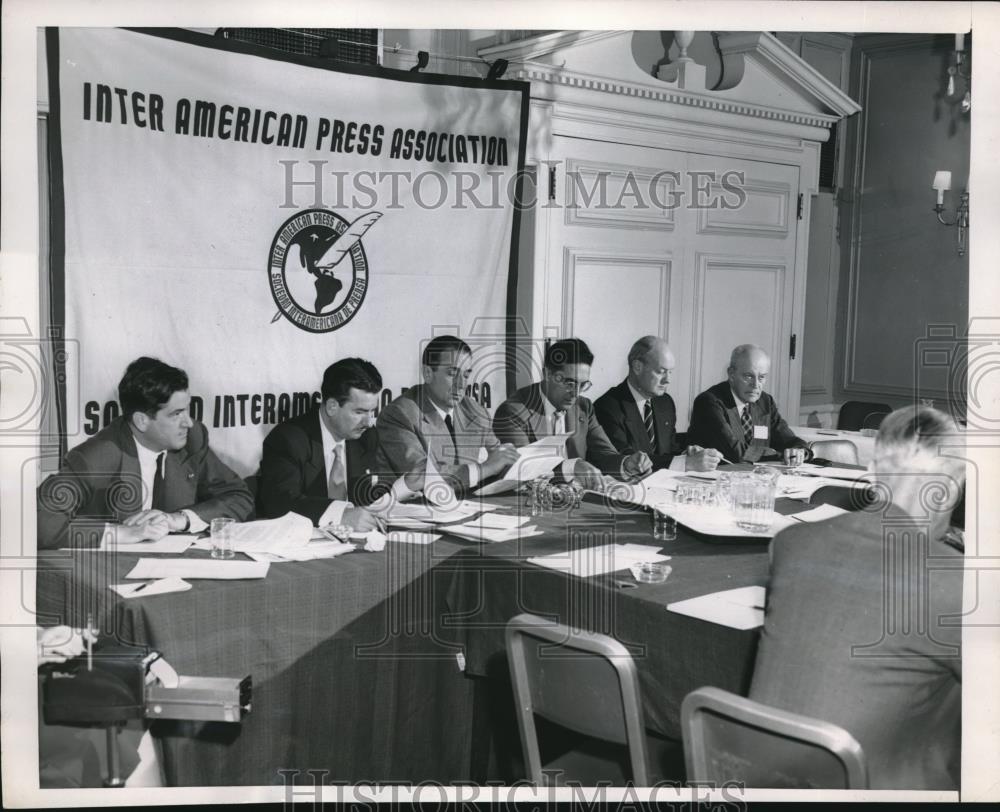 1952 Press Photo Studying Reports at Inter-American Press Association in Chicago - Historic Images