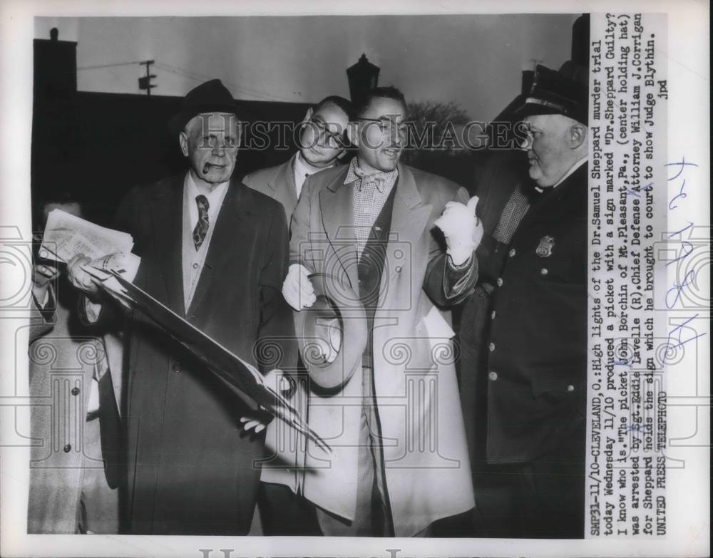 1954 Press Photo Dr Samuel Sheppard Murder Trail with Picket Sign - Historic Images