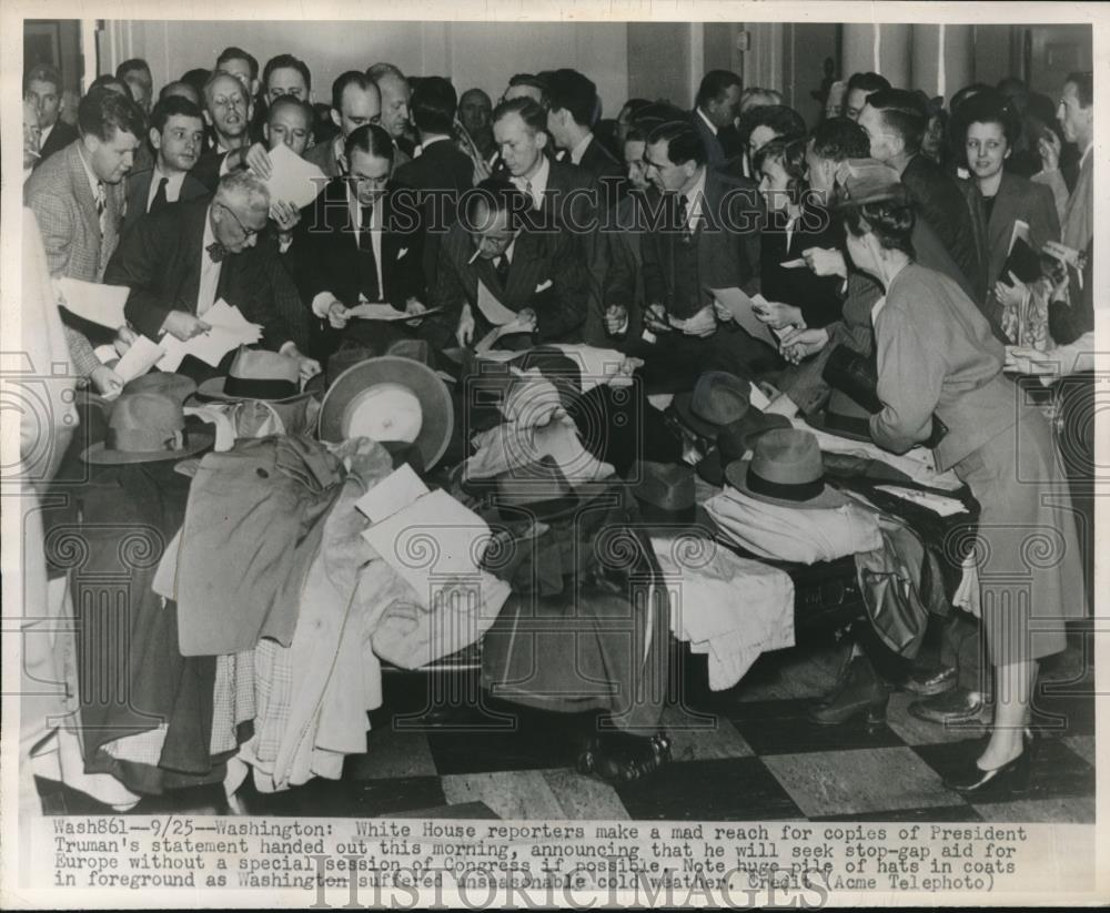 1947 Press Photo Reporters Wait For Copy Of President Truman's Speech - Historic Images