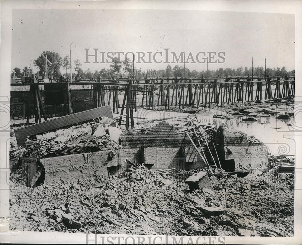 1939 Press Photo Hasselt, Belgium Albert Canal bursts it banks &amp; floods - Historic Images
