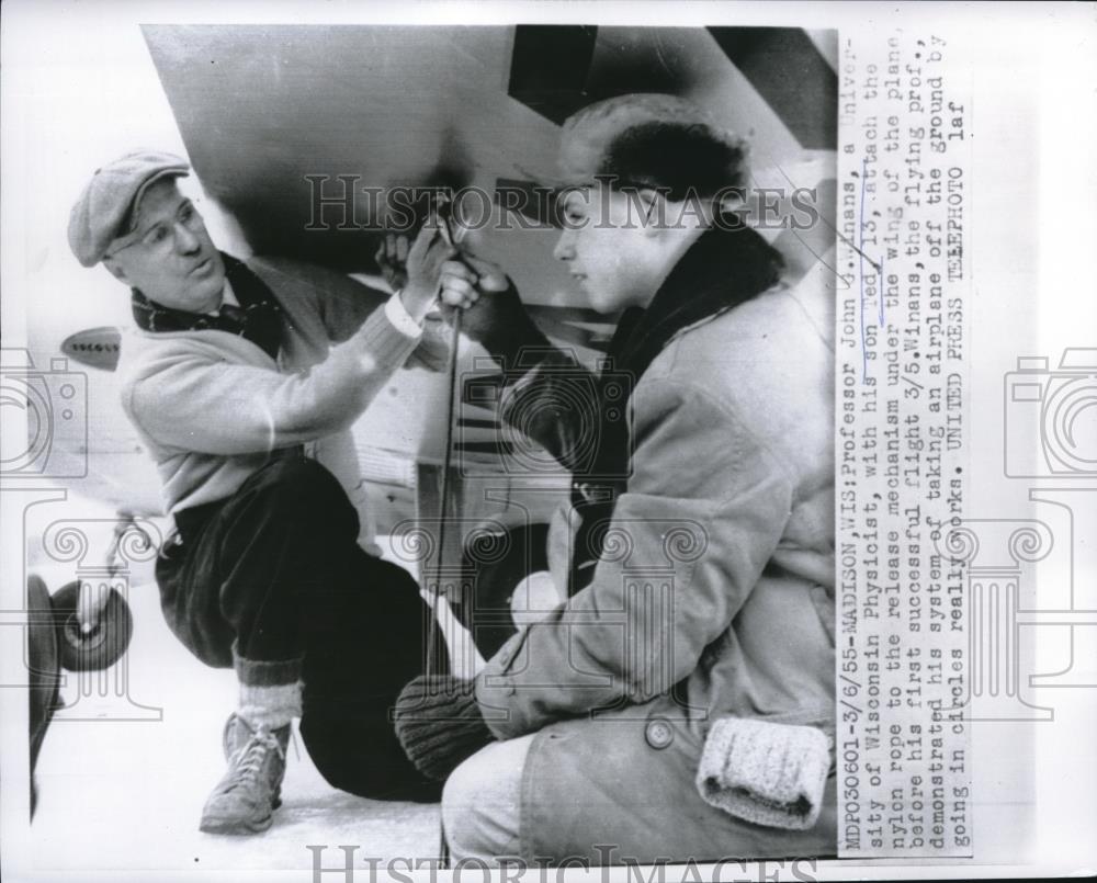 1955 Press Photo Prof. John Winans and son, Ted, prove airplane circle theory - Historic Images