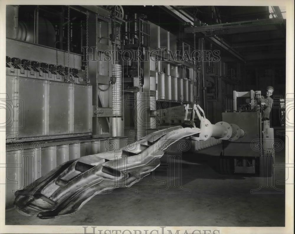 1955 Press Photo Aircraft wing spar shown enroute fro pre-heat oven to press - Historic Images