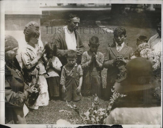 1930 Press Photo Mexicans pray at grave of Padre Luis A Orozco near LA, Calif. - Historic Images