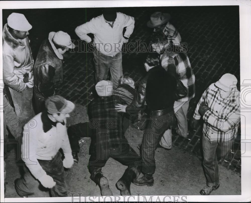 1950 Press Photo Foreman Orrin Wilcox &amp; Protesters Clash at John Deere Plant - Historic Images