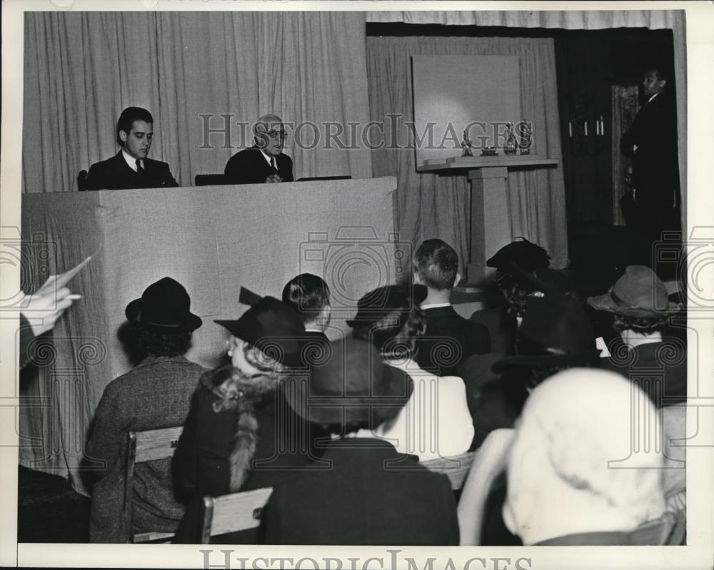 1938 Press Photo People bidding at the Van Sveringer Aution - Historic Images