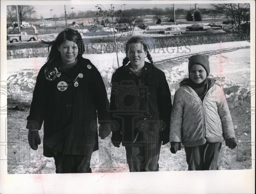 1966 Press Photo Kathy Edge,Sandy Edge &amp; Carol Edge Standing By Snow - Historic Images