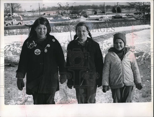 1966 Press Photo Kathy Edge,Sandy Edge & Carol Edge Standing By Snow - Historic Images