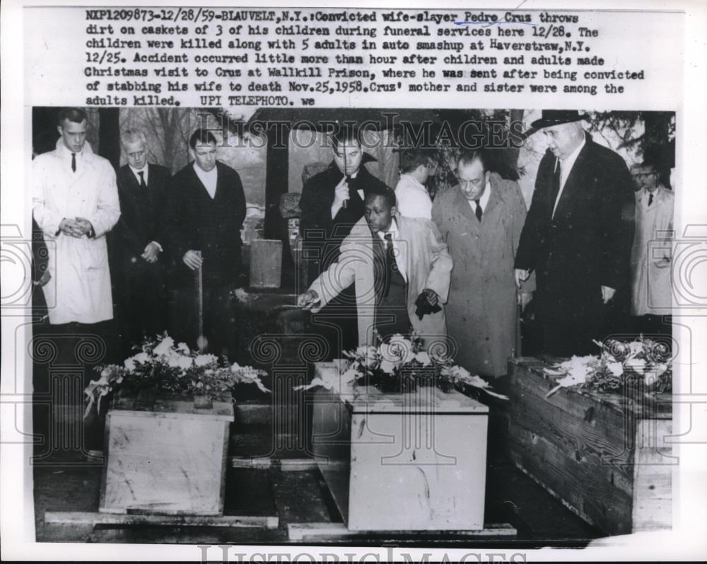 1966 Press Photo Convict Pedro Crus at his children&#39;s funeral in Blaubelt NY - Historic Images