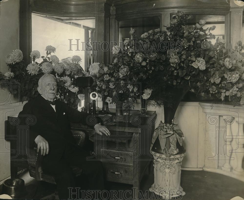 1923 Press Photo Captain James W English at 4th Natl Bank office at age 89 - Historic Images
