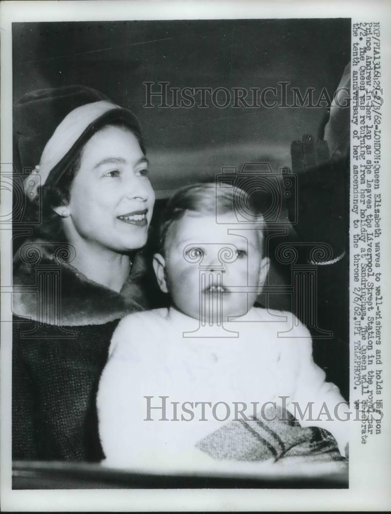 1962 Press Photo Queen Elizabeth &amp; Prince Andrew leaving Liverpool station - Historic Images