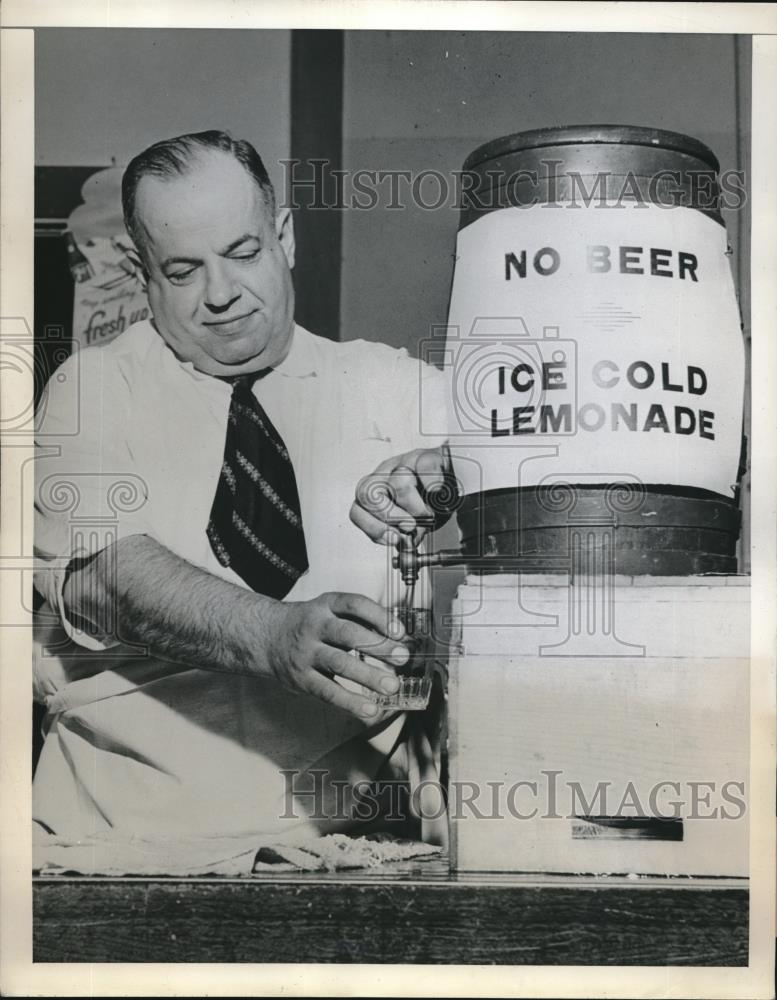 1946 Press Photo Big Jim Neerhos Local Tavern Owner Serving Lemonade No Alcohol - Historic Images
