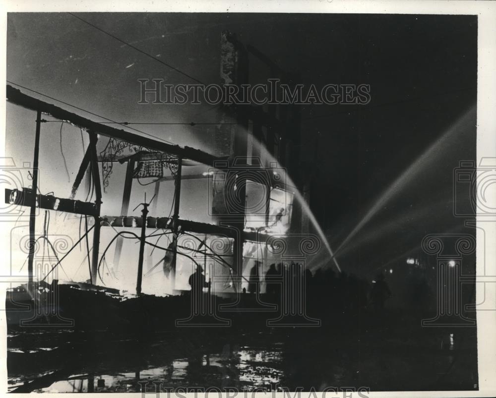 1932 Press Photo Three-Alarm Fire Sweeps Cleveland Block From Explosion - Historic Images