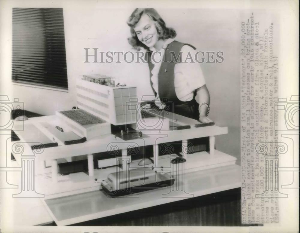 1945 Press Photo Chicago, Model of block center for business displayed - Historic Images