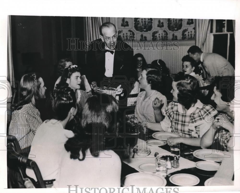 1945 Press Photo S. Hadley,Mass. Mt Holyoke College freshmen &amp; Pres R Gray - Historic Images