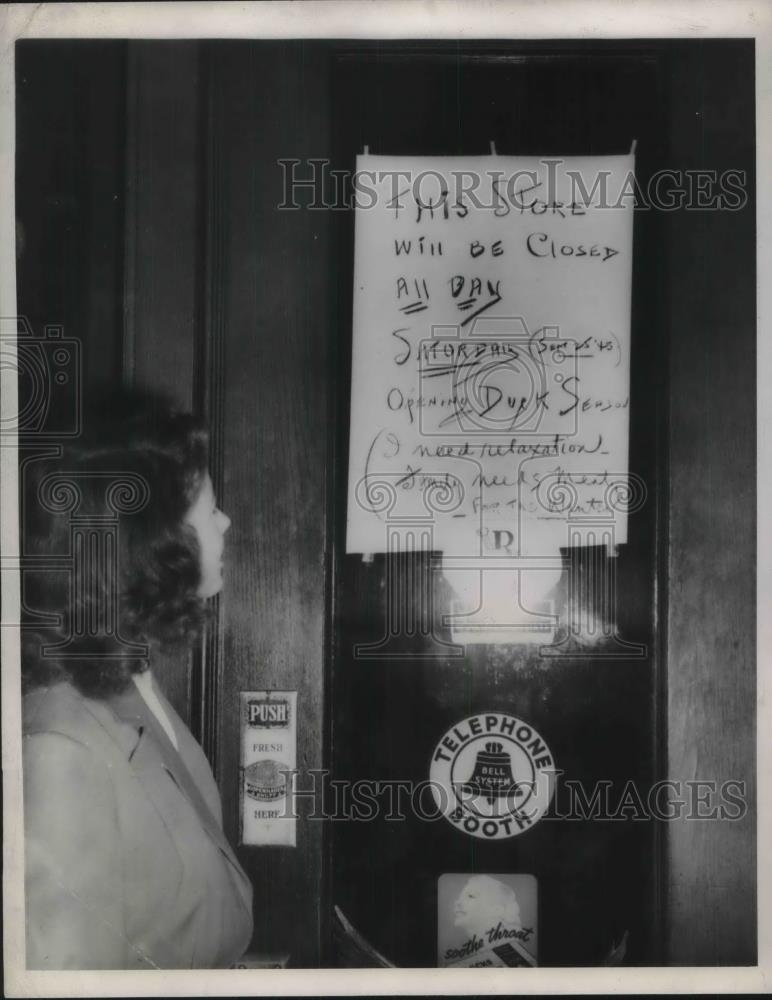 1943 Press Photo Drug store Minneapolis Closed for Hunting - Historic Images