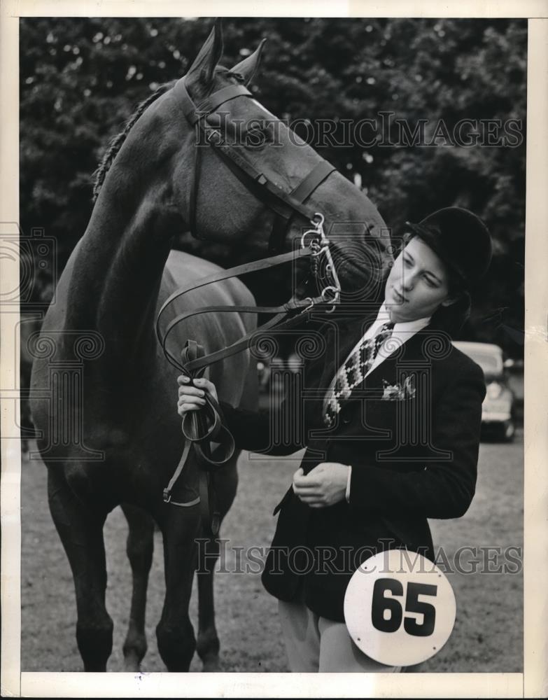 1941 Press Photo Mrs. Frederick White with racehorse Lil Abner - Historic Images