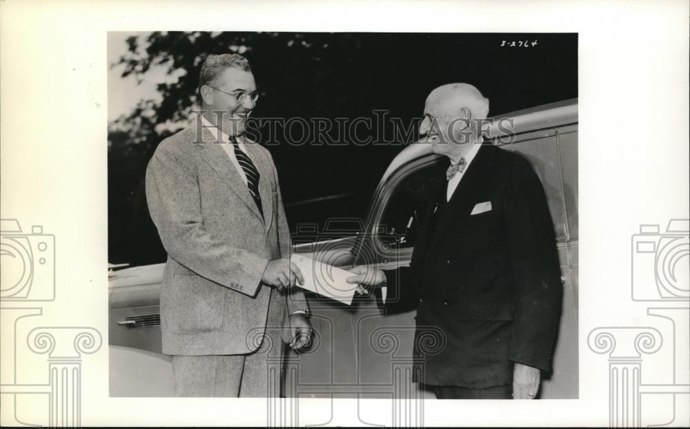 1936 Press Photo Simean A. Cruikshank receiving a car as prize for contest - Historic Images