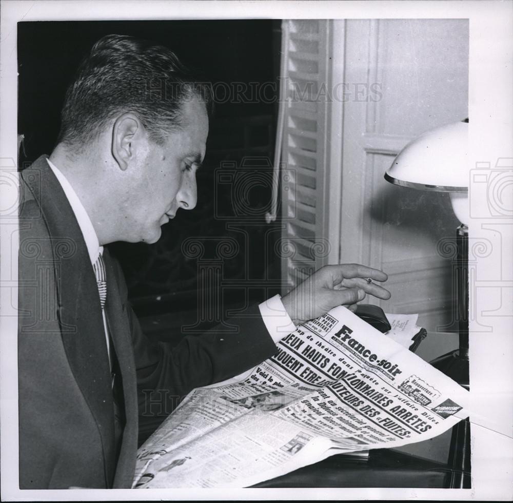 1954 Press Photo Jean Dides, French Policeman Reading Newspaper About Himself - Historic Images