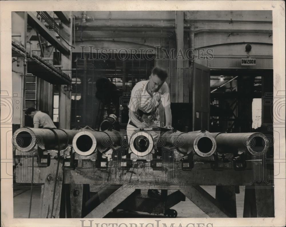 1940 Press Photo Rock Island, Ill. John McGiveley with 75 mm field pieces - Historic Images