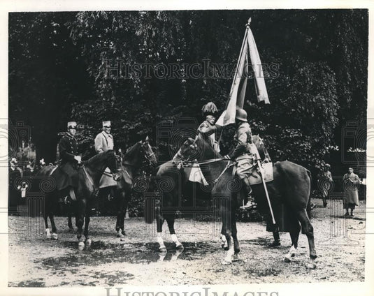 1935 Press Photo King Gustaf of Sweden & new standards for Royal Engineers - Historic Images