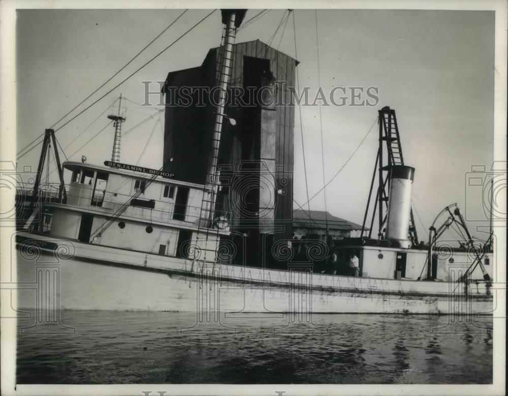 1945 Press Photo Automatic Elevator is an Unloading Device into Hold Menhaden Bo - Historic Images