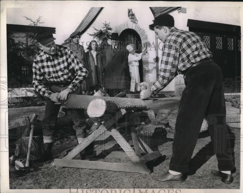 1944 Press Photo Pettibope &amp; Holmen Sawing Wood at Chicago Auction - Historic Images