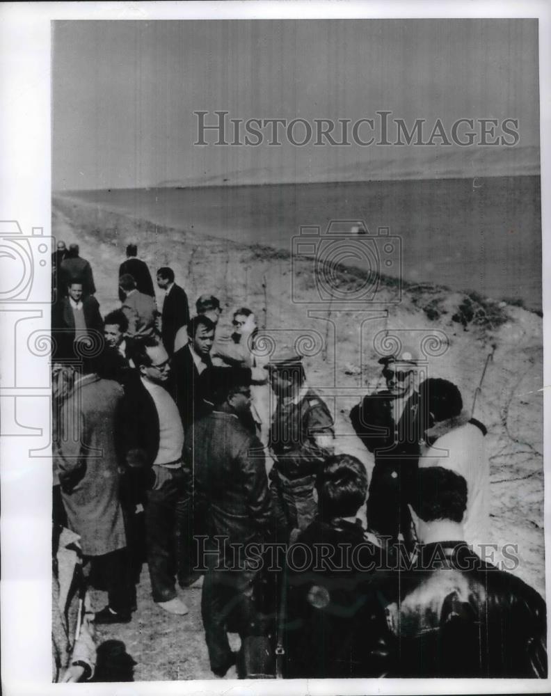 1968 Press Photo U.N. Observers Talking To Newsmen At The Suez Canal In Egypt - Historic Images